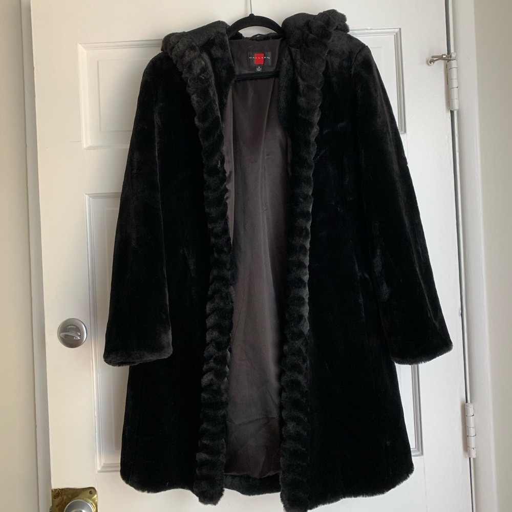 Gallery Faux Fur Coat 🖤